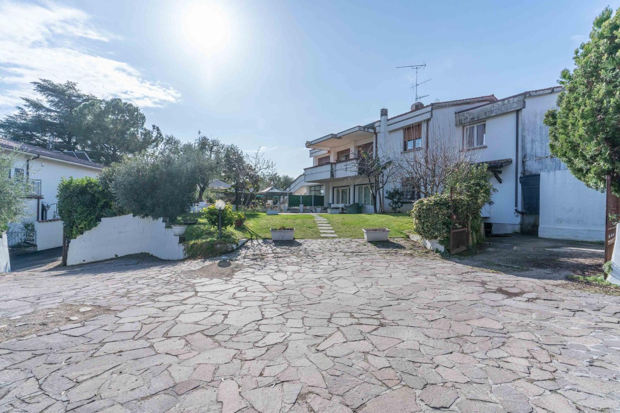 شقة Ampia Dimora A Salo Con Parcheggio E Giardino المظهر الخارجي الصورة